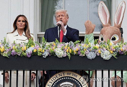 부활절 행사 참석해 연설하는 트럼프[워싱턴 로이터=연합뉴스]